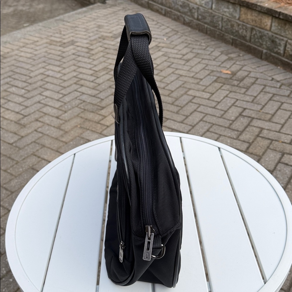 Vintage Black Messenger bag by Hartmann. Good used condition and ready to travel - Picture 2 of 9